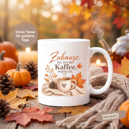 Herbst Tasse Zuhause ist wo der Kaffee warm ist als Geschenk für beste Freundin und Geschenk für Kaffeeliebhaber. Weiße Keramiktasse 330 ml mit gemütlichem Herbstmotiv, Kaffee, Strickdecke und Herbstblättern. Die Herbsttasse eignet sich als Kaffeeliebhaber Geschenk, Me Time Geschenk, Selfcare Geschenk und Herbst Geschenk. Kaffeetasse Herbst für Cozy Season und Herbstzeit, spülmaschinenfeste Keramiktasse als Tasse mit Herbstmotiv und Geschenkidee für Kaffeeliebhaber.