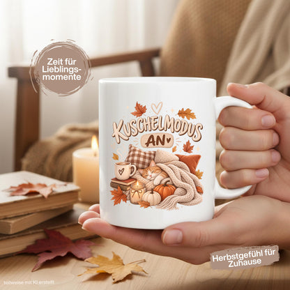 Herbst Tasse mit Spruch „Kuschelmodus an“ als Geschenk für Katzenliebhaber, Geschenk für beste Freundin und gemütliches Me Time Geschenk. Weiße Keramiktasse 330 ml beidseitig bedruckt mit schlafender Katze unter einer Strickdecke, Kissen, Kaffee, Büchern, Kerze, Kürbissen und bunten Herbstblättern. Herbsttasse für Herbstzeit und Cozy Season, ideal als Geschenk für Kaffeeliebhaber, Katzenfans, Freundin, Mama oder Schwester und für gemütliche Kaffee-, Tee- und Kakaomomente.