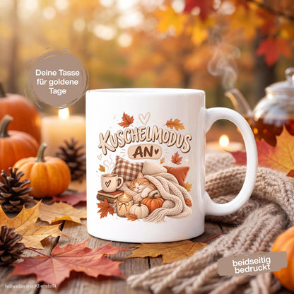 Herbst Tasse mit Spruch „Kuschelmodus an“ als Geschenk für Katzenliebhaber, Geschenk für beste Freundin und gemütliches Me Time Geschenk. Weiße Keramiktasse 330 ml beidseitig bedruckt mit schlafender Katze unter einer Strickdecke, Kissen, Kaffee, Büchern, Kerze, Kürbissen und bunten Herbstblättern. Herbsttasse für Herbstzeit und Cozy Season, ideal als Geschenk für Kaffeeliebhaber, Katzenfans, Freundin, Mama oder Schwester und für gemütliche Kaffee-, Tee- und Kakaomomente.