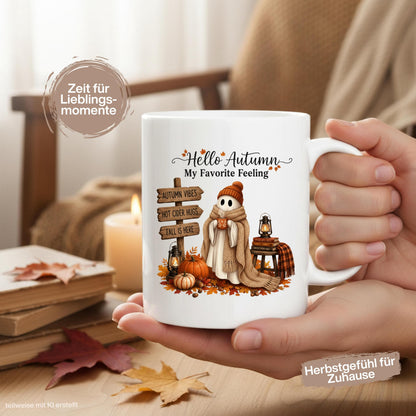 Herbst Tasse „Hello Autumn – My Favorite Feeling“ mit niedlichem Gespenst als gemütliche Keramiktasse für Herbstzeit und Cozy Season. Weiße Keramiktasse 330 ml beidseitig bedruckt mit Herbstmotiv aus Gespenst mit Strickmütze und Schal, warmer Tasse, Kürbissen, Herbstblättern, Laternen, Büchern und rustikalem Wegweiser. Herbsttasse als Herbst Geschenk für Herbstfans, beste Freundin, Mama, Schwester und Kaffeeliebhaber mit gemütlichen Autumn Vibes.  geschenk herbstfan
geschenk freundin tasse