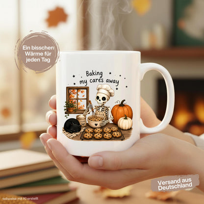 Herbst Tasse „Baking my cares away“ als Geschenk für Bäckerin, Backliebhaber und Katzenfans. Weiße Keramiktasse 330 ml beidseitig bedruckt mit humorvollem Herbstmotiv aus Skelett mit Kochmütze beim Backen, schwarzer Katze, Chocolate-Chip-Cookies, Kürbissen und buntem Herbstlaub. Gemütliche Herbsttasse und Halloween Tasse für Hobbybäcker, beste Freundin, Mama oder Schwester, ideal für Kaffee, Cozy Season und herbstliche Backtage. tasse herbst
herbsttasse halloween tasse geschenk bäckerin