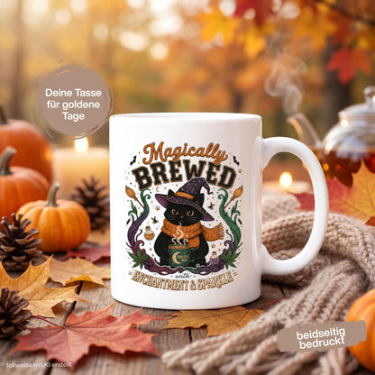 Halloween Tasse „Magically Brewed“ mit schwarzer Katze als Geschenk für Katzenliebhaber, Katzenfans und Hexenfans. Weiße Keramiktasse 330 ml beidseitig bedruckt mit niedlicher Hexenkatze, Hexenhut, orangefarbenem Schal, Zaubertränken, Fledermäusen und magischen Details. Witchy Tasse und Herbst Tasse für Spooky Season, Halloween und gemütliche Kaffeepausen, schöne Geschenkidee für beste Freundin, Schwester, Mama und Fans schwarzer Katzen. Geschenke für Katzenliebhaber Tasse Herbst Geschenk