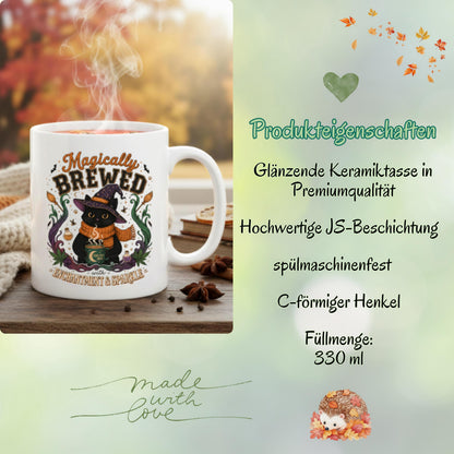 Halloween Tasse „Magically Brewed“ mit schwarzer Katze als Geschenk für Katzenliebhaber, Katzenfans und Hexenfans. Weiße Keramiktasse 330 ml beidseitig bedruckt mit niedlicher Hexenkatze, Hexenhut, orangefarbenem Schal, Zaubertränken, Fledermäusen und magischen Details. Witchy Tasse und Herbst Tasse für Spooky Season, Halloween und gemütliche Kaffeepausen, schöne Geschenkidee für beste Freundin, Schwester, Mama und Fans schwarzer Katzen. Geschenke für Katzenliebhaber Tasse Herbst Geschenk