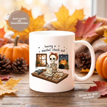 Halloween Tasse mit Spruch „having a mental check out“ und lustigem Skelett am Schreibtisch als Halloween Geschenk und Geschenk für Freundin oder Kollegin. Weiße Keramiktasse 330 ml beidseitig bedruckt mit Skelett, Kalender, Kaffee, Keksen, schwarzer Katze, Kürbis und Herbstblättern. Humorvolle Skelett Tasse für Spooky Season und Herbstzeit, ideal als lustiges Geschenk für Halloweenfans, beste Freundin, Schwester und Kollegin. Halloween Tasse, Mental Load Tasse, Lustige Tasse Kollegin