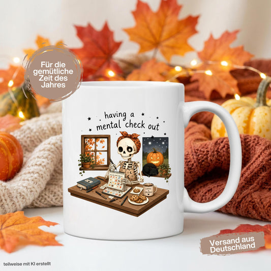 Halloween Tasse mit Spruch „having a mental check out“ und lustigem Skelett am Schreibtisch als Halloween Geschenk und Geschenk für Freundin oder Kollegin. Weiße Keramiktasse 330 ml beidseitig bedruckt mit Skelett, Kalender, Kaffee, Keksen, schwarzer Katze, Kürbis und Herbstblättern. Humorvolle Skelett Tasse für Spooky Season und Herbstzeit, ideal als lustiges Geschenk für Halloweenfans, beste Freundin, Schwester und Kollegin. Halloween Tasse, Mental Load Tasse, Lustige Tasse Kollegin