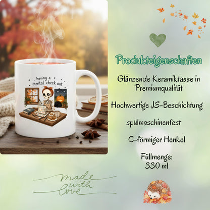 Halloween Tasse mit Spruch „having a mental check out“ und lustigem Skelett am Schreibtisch als Halloween Geschenk und Geschenk für Freundin oder Kollegin. Weiße Keramiktasse 330 ml beidseitig bedruckt mit Skelett, Kalender, Kaffee, Keksen, schwarzer Katze, Kürbis und Herbstblättern. Humorvolle Skelett Tasse für Spooky Season und Herbstzeit, ideal als lustiges Geschenk für Halloweenfans, beste Freundin, Schwester und Kollegin. Halloween Tasse, Mental Load Tasse, Lustige Tasse Kollegin