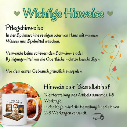 Halloween Tasse mit Spruch „having a mental check out“ und lustigem Skelett am Schreibtisch als Halloween Geschenk und Geschenk für Freundin oder Kollegin. Weiße Keramiktasse 330 ml beidseitig bedruckt mit Skelett, Kalender, Kaffee, Keksen, schwarzer Katze, Kürbis und Herbstblättern. Humorvolle Skelett Tasse für Spooky Season und Herbstzeit, ideal als lustiges Geschenk für Halloweenfans, beste Freundin, Schwester und Kollegin. Halloween Tasse, Mental Load Tasse, Lustige Tasse Kollegin