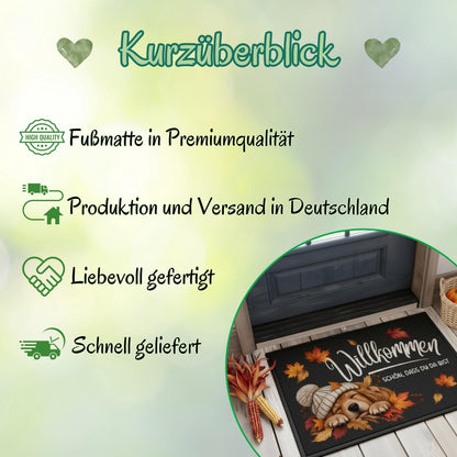 Herbst Fußmatte für Haustür und Eingang mit schlafendem Hund, Strickmütze und Spruch „Willkommen – Schön, dass du da bist“. Bedruckte Haustür Fußmatte mit buntem Herbstlaub in Orange, Rot und Gold als gemütliche Herbstdeko für den Eingangsbereich. Schmutzfangmatte aus 100 % Polypropylen mit rutschfestem Gummirand.Dekorative Eingangs Fußmatte und Willkommensmatte für Hundefreunde, passend als Fußmatte Herbst, Haustürmatte, Fußmatte Willkommen und Geschenk für Hundebesitzer oder zum Einzug.