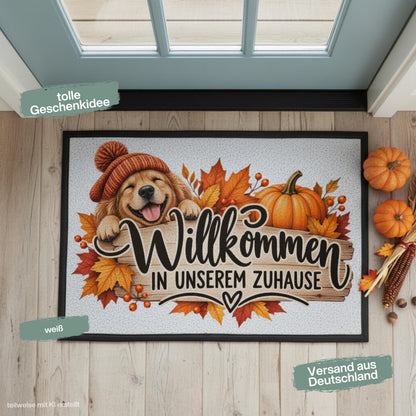 Herbst Fußmatte für Haustür und Eingang mit fröhlichem Hund, orangefarbener Strickmütze, Kürbis und buntem Herbstlaub sowie Spruch „Willkommen in unserem Zuhause“. Bedruckte Haustür Fußmatte als gemütliche Herbstdeko und Willkommensmatte für den Eingangsbereich. Schmutzfangmatte aus 100 % Polypropylen mit rutschfestem Gummirand. Dekorative Eingangs Fußmatte für Hundefreunde und Herbstfans, passend als Fußmatte Herbst Haustürmatte Fußmatte Willkommen und Geschenk für Hundebesitzer oder zum Einzug