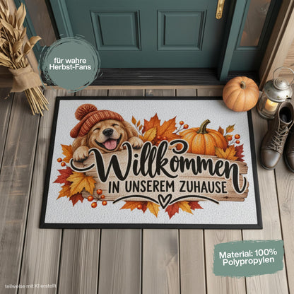 Herbst Fußmatte für Haustür und Eingang mit fröhlichem Hund, orangefarbener Strickmütze, Kürbis und buntem Herbstlaub sowie Spruch „Willkommen in unserem Zuhause“. Bedruckte Haustür Fußmatte als gemütliche Herbstdeko und Willkommensmatte für den Eingangsbereich. Schmutzfangmatte aus 100 % Polypropylen mit rutschfestem Gummirand. Dekorative Eingangs Fußmatte für Hundefreunde und Herbstfans, passend als Fußmatte Herbst Haustürmatte Fußmatte Willkommen und Geschenk für Hundebesitzer oder zum Einzug