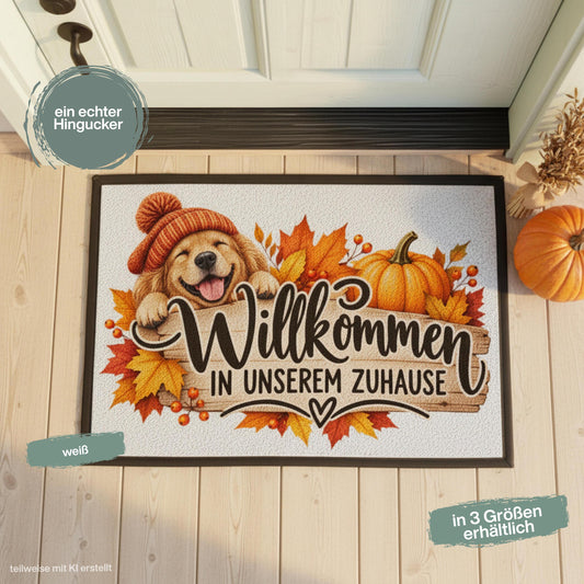 Herbst Fußmatte für Haustür und Eingang mit fröhlichem Hund, orangefarbener Strickmütze, Kürbis und buntem Herbstlaub sowie Spruch „Willkommen in unserem Zuhause“. Bedruckte Haustür Fußmatte als gemütliche Herbstdeko und Willkommensmatte für den Eingangsbereich. Schmutzfangmatte aus 100 % Polypropylen mit rutschfestem Gummirand. Dekorative Eingangs Fußmatte für Hundefreunde und Herbstfans, passend als Fußmatte Herbst Haustürmatte Fußmatte Willkommen und Geschenk für Hundebesitzer oder zum Einzug