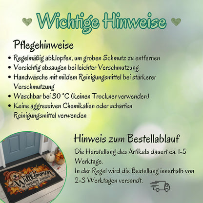 Herbst Fußmatte für Haustür und Eingang mit fröhlichem Hund, orangefarbener Strickmütze, Kürbis und buntem Herbstlaub sowie Spruch „Willkommen in unserem Zuhause“. Bedruckte Haustür Fußmatte als gemütliche Herbstdeko und Willkommensmatte für den Eingangsbereich. Schmutzfangmatte aus 100 % Polypropylen mit rutschfestem Gummirand. Dekorative Eingangs Fußmatte für Hundefreunde und Herbstfans, passend als Fußmatte Herbst Haustürmatte Fußmatte Willkommen und Geschenk für Hundebesitzer oder zum Einzug