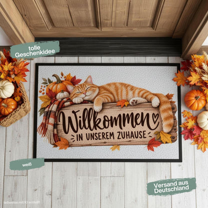 Herbst Fußmatte für Haustür und Eingang mit schlafender orangefarbener Katze, Kürbissen, kuscheligem Schal und buntem Herbstlaub sowie Spruch „Willkommen in unserem Zuhause“. Bedruckte Haustür Fußmatte als gemütliche Herbstdeko und Willkommensmatte für Katzenfreunde. Schmutzfangmatte aus 100 % Polypropylen mit rutschfestem Gummirand. Dekorative Eingangs Fußmatte passend als Fußmatte Herbst, Haustürmatte, Fußmatte Willkommen und Geschenk für Katzenliebhaber, Katzenbesitzer oder zum Einzug.