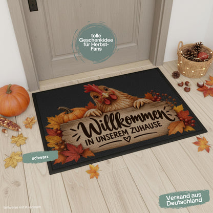 Herbst Fußmatte für Haustür und Eingang mit Huhn, orangefarbenem Kürbis, buntem Herbstlaub und rustikalem Holzschild mit Spruch „Willkommen in unserem Zuhause“. Bedruckte Haustür Fußmatte als gemütliche Herbstdeko und Willkommensmatte für Hühnerliebhaber und Fans des Landlebens. Schmutzfangmatte aus 100 % Polypropylen. Dekorative Eingangs Fußmatte passend als Fußmatte Herbst, Haustürmatte, Fußmatte Willkommen oder praktische Geschenkidee für Hühnerfans, Herbstfans und zum Einzug.