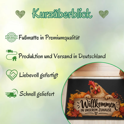 Herbst Fußmatte für Haustür und Eingang mit Huhn, orangefarbenem Kürbis, buntem Herbstlaub und rustikalem Holzschild mit Spruch „Willkommen in unserem Zuhause“. Bedruckte Haustür Fußmatte als gemütliche Herbstdeko und Willkommensmatte für Hühnerliebhaber und Fans des Landlebens. Schmutzfangmatte aus 100 % Polypropylen. Dekorative Eingangs Fußmatte passend als Fußmatte Herbst, Haustürmatte, Fußmatte Willkommen oder praktische Geschenkidee für Hühnerfans, Herbstfans und zum Einzug.