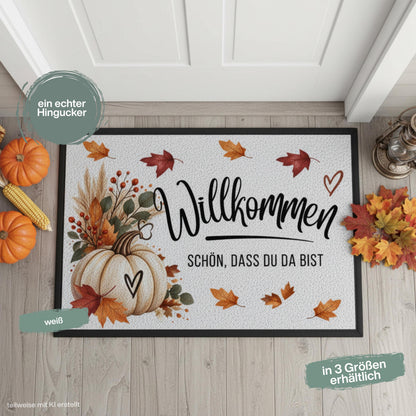 Herbst Fußmatte für Haustür und Eingang mit Schriftzug „Willkommen – Schön, dass du da bist“, großem weißem Kürbis, bunten Herbstblättern, Zweigen und Beeren. Bedruckte Fußmatte aus 100 % Polypropylen mit rutschfestem Gummirand, erhältlich in drei Größen. Herbst Fußmatte als dekorative Willkommensmatte, Haustürmatte und Schmutzfangmatte für einen gemütlichen Eingangsbereich. Fußmatte Herbst für Haustür, Wohnung oder Haus, passend zu Kürbisdeko, Herbstkranz und saisonaler Herbstdekoration.