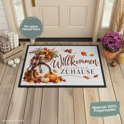 Herbst Fußmatte für Haustür und Eingang mit Schriftzug „Willkommen in unserem Zuhause“, nostalgischem Fahrrad, braunen Gummistiefeln, Kürbissen, Sonnenblumen, Beeren und bunten Herbstblättern. Bedruckte Fußmatte aus 100 % Polypropylen mit rutschfestem Gummirand in drei Größen. Herbst Fußmatte als dekorative Willkommensmatte, Haustürmatte und Schmutzfangmatte für einen gemütlichen Eingangsbereich. Fußmatte Herbst für Haus und Wohnung mit klassischer Kürbis- und Herbstdeko.
