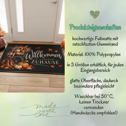 Herbst Fußmatte für Haustür und Eingang mit Schriftzug „Willkommen in unserem Zuhause“, nostalgischem Fahrrad, braunen Gummistiefeln, Kürbissen, Sonnenblumen, Beeren und bunten Herbstblättern. Bedruckte Fußmatte aus 100 % Polypropylen mit rutschfestem Gummirand in drei Größen. Herbst Fußmatte als dekorative Willkommensmatte, Haustürmatte und Schmutzfangmatte für einen gemütlichen Eingangsbereich. Fußmatte Herbst für Haus und Wohnung mit klassischer Kürbis- und Herbstdeko.