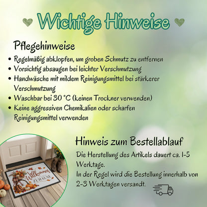 Herbst Fußmatte für Haustür und Eingang mit Schriftzug „Willkommen in unserem Zuhause“, nostalgischem Fahrrad, braunen Gummistiefeln, Kürbissen, Sonnenblumen, Beeren und bunten Herbstblättern. Bedruckte Fußmatte aus 100 % Polypropylen mit rutschfestem Gummirand in drei Größen. Herbst Fußmatte als dekorative Willkommensmatte, Haustürmatte und Schmutzfangmatte für einen gemütlichen Eingangsbereich. Fußmatte Herbst für Haus und Wohnung mit klassischer Kürbis- und Herbstdeko.