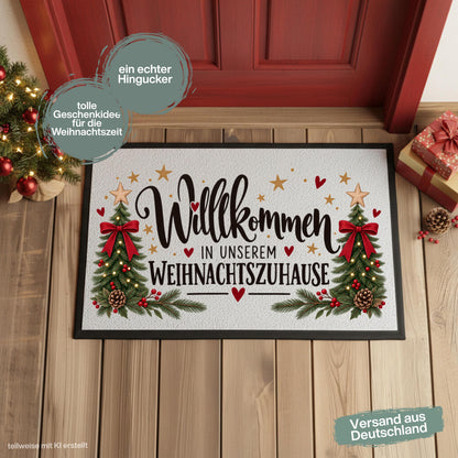 Weihnachtliche Fußmatte Weihnachten mit dem Spruch „Willkommen in unserem Weihnachtszuhause“, zwei geschmückten Tannenbäumen, roten Schleifen, Tannenzweigen und Herzen. Die bedruckte Schmutzfangmatte ist eine festliche Weihnachtsfußmatte und Weihnachtsdeko für die Tür, Haustür und den Eingangsbereich. Die Fußmatte Eingang besitzt einen rutschfesten Gummirand und ist in drei Größen erhältlich. Eine dekorative Haustür Fußmatte, Willkommensmatte und Fußmatte Winter für die Weihnachtszeit. Aus Polypropylen.