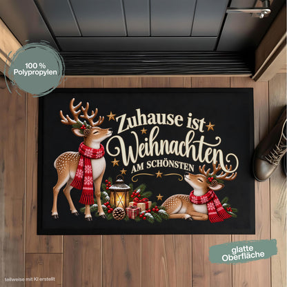 Weihnachtliche Fußmatte Weihnachten mit zwei Rentieren, roten Schals, Tannenzweigen, Beeren, Zapfen und goldenen Sternen sowie dem Spruch „Zuhause ist Weihnachten am schönsten“. Die bedruckte Schmutzfangmatte ist eine festliche Weihnachtsfußmatte und Weihnachtsdeko für die Tür, Haustür und den Eingangsbereich. Die Fußmatte Eingang hat einen rutschfesten Gummirand und ist in drei Größen erhältlich. Eine winterliche Haustür Fußmatte, Haustürmatte und Fußmatte Winter für Advent und Weihnachten.
