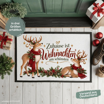 Weihnachtliche Fußmatte Weihnachten mit zwei Rentieren, roten Schals, Tannenzweigen, Beeren, Zapfen und goldenen Sternen sowie dem Spruch „Zuhause ist Weihnachten am schönsten“. Die bedruckte Schmutzfangmatte ist eine festliche Weihnachtsfußmatte und Weihnachtsdeko für die Tür, Haustür und den Eingangsbereich. Die Fußmatte Eingang hat einen rutschfesten Gummirand und ist in drei Größen erhältlich. Eine winterliche Haustür Fußmatte, Haustürmatte und Fußmatte Winter für Advent und Weihnachten.