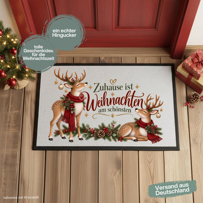 Weihnachtliche Fußmatte Weihnachten mit zwei Rentieren, roten Schals, Tannenzweigen, Beeren, Zapfen und goldenen Sternen sowie dem Spruch „Zuhause ist Weihnachten am schönsten“. Die bedruckte Schmutzfangmatte ist eine festliche Weihnachtsfußmatte und Weihnachtsdeko für die Tür, Haustür und den Eingangsbereich. Die Fußmatte Eingang hat einen rutschfesten Gummirand und ist in drei Größen erhältlich. Eine winterliche Haustür Fußmatte, Haustürmatte und Fußmatte Winter für Advent und Weihnachten.