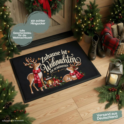 Weihnachtliche Fußmatte Weihnachten mit zwei Rentieren, roten Schals, Tannenzweigen, Beeren, Zapfen und goldenen Sternen sowie dem Spruch „Zuhause ist Weihnachten am schönsten“. Die bedruckte Schmutzfangmatte ist eine festliche Weihnachtsfußmatte und Weihnachtsdeko für die Tür, Haustür und den Eingangsbereich. Die Fußmatte Eingang hat einen rutschfesten Gummirand und ist in drei Größen erhältlich. Eine winterliche Haustür Fußmatte, Haustürmatte und Fußmatte Winter für Advent und Weihnachten.