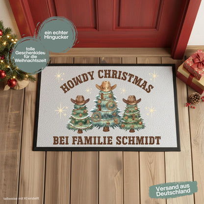 Personalisierte Fußmatte Weihnachten mit verschneiten Weihnachtsbäumen mit Cowboyhüten, Westernschmuck und dem Spruch „Howdy Christmas“. Unter dem Motiv wird die personalisierte Fußmatte mit Namen gestaltet. Die Schmutzfangmatte ist eine ausgefallene Weihnachtsfußmatte und Weihnachtsdeko für die Tür, Haustür und den Eingangsbereich. Die Fußmatte personalisiert besitzt einen rutschfesten Gummirand und eignet sich als persönliche Haustür Fußmatte zur Weihnachtszeit. Material: 100 % Polypropylen.