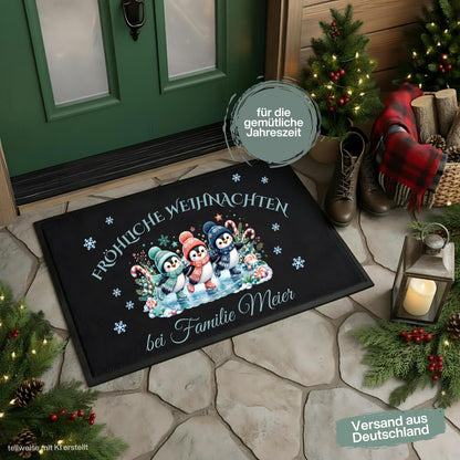 Personalisierte Fußmatte Weihnachten mit drei niedlichen Pinguinen auf Schlittschuhen, bunten Wintermützen, Schneeflocken und Zuckerstangen. Über dem Motiv steht „Fröhliche Weihnachten“, darunter wird die personalisierte Fußmatte mit Namen bzw. Familiennamen gestaltet. Die Schmutzfangmatte ist eine winterliche Weihnachtsfußmatte und Weihnachtsdeko für die Tür, Haustür und den Eingangsbereich. Die Fußmatte personalisiert hat einen rutschfesten Gummirand und eignet sich als Haustür Fußmatte.