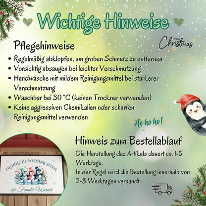 Personalisierte Fußmatte Weihnachten mit drei niedlichen Pinguinen auf Schlittschuhen, bunten Wintermützen, Schneeflocken und Zuckerstangen. Über dem Motiv steht „Fröhliche Weihnachten“, darunter wird die personalisierte Fußmatte mit Namen bzw. Familiennamen gestaltet. Die Schmutzfangmatte ist eine winterliche Weihnachtsfußmatte und Weihnachtsdeko für die Tür, Haustür und den Eingangsbereich. Die Fußmatte personalisiert hat einen rutschfesten Gummirand und eignet sich als Haustür Fußmatte.