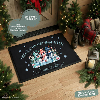 Personalisierte Fußmatte Weihnachten mit drei niedlichen Pinguinen auf Schlittschuhen, bunten Wintermützen, Schneeflocken und Zuckerstangen. Über dem Motiv steht „Fröhliche Weihnachten“, darunter wird die personalisierte Fußmatte mit Namen bzw. Familiennamen gestaltet. Die Schmutzfangmatte ist eine winterliche Weihnachtsfußmatte und Weihnachtsdeko für die Tür, Haustür und den Eingangsbereich. Die Fußmatte personalisiert hat einen rutschfesten Gummirand und eignet sich als Haustür Fußmatte.