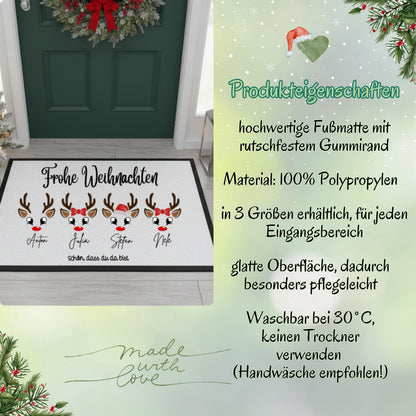 Infografik „Produkteigenschaften“ zur personalisierten Weihnachtsfußmatte mit Rentieren. Links liegt eine weiße Matte mit schwarzem Gummirand, vier Rentierköpfen, Namen und dem Spruch „Frohe Weihnachten“ vor einer grünen Haustür. Rechts nennt die Grafik 100 % Polypropylen, drei verfügbare Größen und eine glatte, pflegeleichte Oberfläche. Sichtbare Pflegehinweise: bei 30 °C waschbar, Handwäsche empfohlen und keinen Trockner verwenden. Hellgrüne Weihnachtsgestaltung mit Tannenzweigen und „Made with Love“.