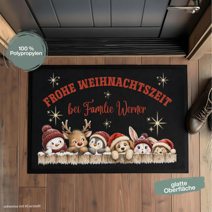 Personalisierte Weihnachtsfußmatte mit Schneemann, Rentier, Pinguin und niedlichen Tieren in Weihnachtsmützen, dem Spruch „Frohe Weihnachtszeit“ und individuellem Familiennamen. Liebevolle personalisierte Fußmatte mit Namen und weihnachtliche Schmutzfangmatte für Haustür und Eingangsbereich. Passend als Fußmatte Weihnachten, Weihnachtsfußmatte, Haustür Fußmatte, personalisierte Türmatte, Türmatte Weihnachten, Fußmatte Eingang, winterliche Haustürmatte und persönliche Weihnachtsdeko für die Tür.