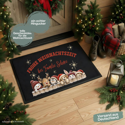 Personalisierte Weihnachtsfußmatte mit Schneemann, Rentier, Pinguin und niedlichen Tieren in Weihnachtsmützen, dem Spruch „Frohe Weihnachtszeit“ und individuellem Familiennamen. Liebevolle personalisierte Fußmatte mit Namen und weihnachtliche Schmutzfangmatte für Haustür und Eingangsbereich. Passend als Fußmatte Weihnachten, Weihnachtsfußmatte, Haustür Fußmatte, personalisierte Türmatte, Türmatte Weihnachten, Fußmatte Eingang, winterliche Haustürmatte und persönliche Weihnachtsdeko für die Tür.