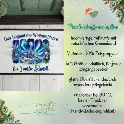 Infografik „Produkteigenschaften“ zur personalisierten Weihnachtsfußmatte mit Winterwald. Links zeigt ein Foto die Matte mit Winterlandschaft, Familiennamen und dem Spruch „Hier beginnt die Weihnachtszeit“ vor einer Haustür. Rechts nennt die Grafik 100 % Polypropylen, drei verfügbare Größen und eine glatte, pflegeleichte Oberfläche. Sichtbare Pflegehinweise: bei 30 °C waschbar, Handwäsche empfohlen und keinen Trockner verwenden. Hellgrüne Weihnachtsgestaltung mit Tannenzweigen und „Made with Love“.