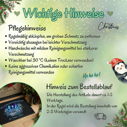Infografik „Wichtige Hinweise“ zur personalisierten Winterwald-Fußmatte für Weihnachten. Die Grafik empfiehlt Abklopfen bei grobem Schmutz, vorsichtiges Absaugen, Handwäsche mit mildem Reinigungsmittel und Waschen bei 30 °C. Kein Trockner, keine aggressiven Chemikalien oder scharfen Reinigungsmittel. Zum Bestellablauf stehen ca. 1–5 Werktage Herstellung und meist 2–3 Werktage bis zum Versand. Ein runder Ausschnitt zeigt die Namensmatte; Tannenzweige, Schneeflocken und ein Pinguin schmücken den Hintergrund.