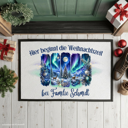Personalisierte Weihnachtsfußmatte mit leuchtenden Nordlichtern, verschneitem Winterwald, Tannenbäumen, Rentieren, Mond und Weihnachtskugeln sowie dem Spruch „Hier beginnt die Weihnachtszeit“. Winterliche personalisierte Fußmatte mit Namen und Schmutzfangmatte für Haustür und Eingang. Passend als Fußmatte Weihnachten, Weihnachtsfußmatte, Haustür Fußmatte, Fußmatte Winter, personalisierte Türmatte, Türmatte Weihnachten, Fußmatte Eingang und stimmungsvolle Weihnachtsdeko für die Tür. Aus Polypropylen.