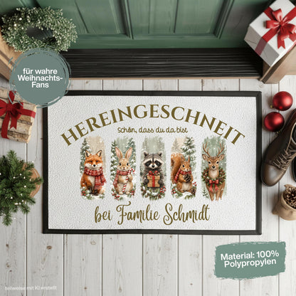 Personalisierte Weihnachtsfußmatte mit winterlichen Waldtieren wie Fuchs, Hase, Waschbär, Eichhörnchen und Reh, verschneitem Wald und dem Spruch „Hereingeschneit – schön, dass du da bist“. Personalisierte Fußmatte mit Namen und winterliche Schmutzfangmatte für Haustür und Eingang. Passend als Fußmatte Weihnachten, Weihnachtsfußmatte, Haustür Fußmatte, Fußmatte Winter, personalisierte Türmatte, Türmatte Weihnachten, Fußmatte Eingang und weihnachtliche Haustürmatte für die Adventszeit. Aus Polypropylen.