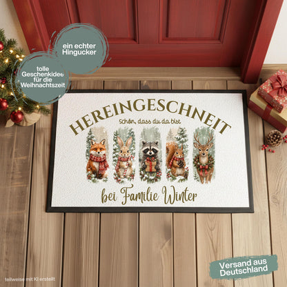 Personalisierte Weihnachtsfußmatte mit winterlichen Waldtieren wie Fuchs, Hase, Waschbär, Eichhörnchen und Reh, verschneitem Wald und dem Spruch „Hereingeschneit – schön, dass du da bist“. Personalisierte Fußmatte mit Namen und winterliche Schmutzfangmatte für Haustür und Eingang. Passend als Fußmatte Weihnachten, Weihnachtsfußmatte, Haustür Fußmatte, Fußmatte Winter, personalisierte Türmatte, Türmatte Weihnachten, Fußmatte Eingang und weihnachtliche Haustürmatte für die Adventszeit. Aus Polypropylen.