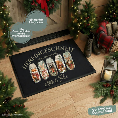Personalisierte Weihnachtsfußmatte mit winterlichen Waldtieren wie Fuchs, Hase, Waschbär, Eichhörnchen und Reh, verschneitem Wald und dem Spruch „Hereingeschneit – schön, dass du da bist“. Personalisierte Fußmatte mit Namen und winterliche Schmutzfangmatte für Haustür und Eingang. Passend als Fußmatte Weihnachten, Weihnachtsfußmatte, Haustür Fußmatte, Fußmatte Winter, personalisierte Türmatte, Türmatte Weihnachten, Fußmatte Eingang und weihnachtliche Haustürmatte für die Adventszeit. Aus Polypropylen.