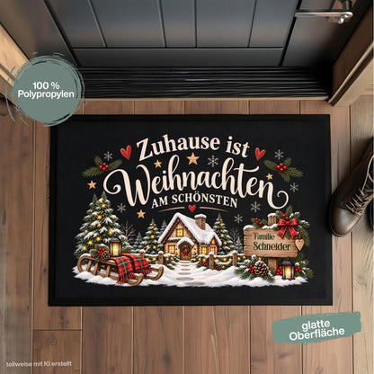 Personalisierte Weihnachtsfußmatte mit verschneitem Haus, Tannenbäumen, Schlitten, Laternen und dem Spruch „Zuhause ist Weihnachten am schönsten“. Weihnachtliche personalisierte Fußmatte mit Namen, Schmutzfangmatte und Haustür Fußmatte für Familien. Ideal als Fußmatte Weihnachten, Weihnachtsfußmatte, Fußmatte mit Namen, personalisierte Türmatte, Türmatte Weihnachten, Fußmatte Winter, Fußmatte Eingang, Schmutzfangmatte Weihnachten, Haustürmatte und persönliche Weihnachtsdeko für die Tür. Aus Polypropylen.