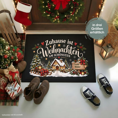 Personalisierte Weihnachtsfußmatte mit verschneitem Haus, Tannenbäumen, Schlitten, Laternen und dem Spruch „Zuhause ist Weihnachten am schönsten“. Weihnachtliche personalisierte Fußmatte mit Namen, Schmutzfangmatte und Haustür Fußmatte für Familien. Ideal als Fußmatte Weihnachten, Weihnachtsfußmatte, Fußmatte mit Namen, personalisierte Türmatte, Türmatte Weihnachten, Fußmatte Winter, Fußmatte Eingang, Schmutzfangmatte Weihnachten, Haustürmatte und persönliche Weihnachtsdeko für die Tür. Aus Polypropylen.