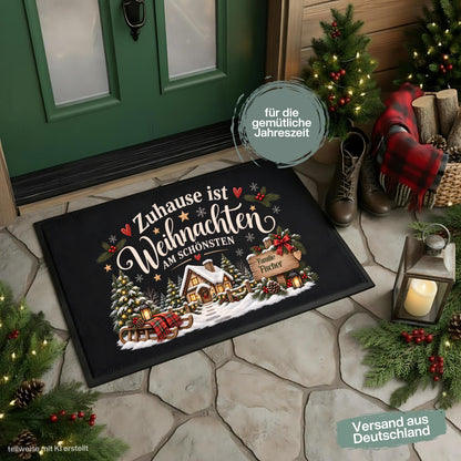 Personalisierte Weihnachtsfußmatte mit verschneitem Haus, Tannenbäumen, Schlitten, Laternen und dem Spruch „Zuhause ist Weihnachten am schönsten“. Weihnachtliche personalisierte Fußmatte mit Namen, Schmutzfangmatte und Haustür Fußmatte für Familien. Ideal als Fußmatte Weihnachten, Weihnachtsfußmatte, Fußmatte mit Namen, personalisierte Türmatte, Türmatte Weihnachten, Fußmatte Winter, Fußmatte Eingang, Schmutzfangmatte Weihnachten, Haustürmatte und persönliche Weihnachtsdeko für die Tür. Aus Polypropylen.
