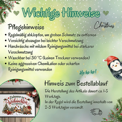 Infografik „Wichtige Hinweise“ zur personalisierten Winterdorf-Fußmatte für Weihnachten. Die Grafik empfiehlt Abklopfen bei grobem Schmutz, vorsichtiges Absaugen, Handwäsche mit mildem Reinigungsmittel und Waschen bei 30 °C. Kein Trockner, keine aggressiven Chemikalien oder scharfen Reinigungsmittel. Zum Bestellablauf stehen ca. 1–5 Werktage Herstellung und meist 2–3 Werktage bis zum Versand. Ein runder Ausschnitt zeigt die Namensmatte; Tannenzweige, Schneeflocken und ein Pinguin schmücken den Hintergrund.