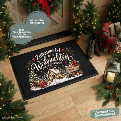 Personalisierte Weihnachtsfußmatte mit verschneitem Haus, Tannenbäumen, Schlitten, Laternen und dem Spruch „Zuhause ist Weihnachten am schönsten“. Weihnachtliche personalisierte Fußmatte mit Namen, Schmutzfangmatte und Haustür Fußmatte für Familien. Ideal als Fußmatte Weihnachten, Weihnachtsfußmatte, Fußmatte mit Namen, personalisierte Türmatte, Türmatte Weihnachten, Fußmatte Winter, Fußmatte Eingang, Schmutzfangmatte Weihnachten, Haustürmatte und persönliche Weihnachtsdeko für die Tür. Aus Polypropylen.