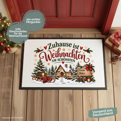 Personalisierte Weihnachtsfußmatte mit verschneitem Haus, Tannenbäumen, Schlitten, Laternen und dem Spruch „Zuhause ist Weihnachten am schönsten“. Weihnachtliche personalisierte Fußmatte mit Namen, Schmutzfangmatte und Haustür Fußmatte für Familien. Ideal als Fußmatte Weihnachten, Weihnachtsfußmatte, Fußmatte mit Namen, personalisierte Türmatte, Türmatte Weihnachten, Fußmatte Winter, Fußmatte Eingang, Schmutzfangmatte Weihnachten, Haustürmatte und persönliche Weihnachtsdeko für die Tür. Aus Polypropylen.