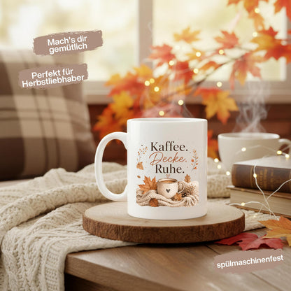 Herbst Tasse Kaffee Decke Ruhe als Geschenk für beste Freundin und Geschenk für Kaffeeliebhaber. Weiße Keramiktasse 330 ml mit gemütlichem Herbstmotiv, Kaffeetasse, Decke und Herbstblättern. Die Herbsttasse eignet sich als Me Time Geschenk, Selfcare Geschenk, Herbst Geschenk und Kaffeeliebhaber Geschenk. Keramiktasse für Cozy Season, Herbstzeit und gemütliche Kaffeemomente, spülmaschinenfest und ideal als Tasse mit Herbstmotiv, Herbst Kaffeebecher oder Geschenkidee für Kaffeeliebhaber.