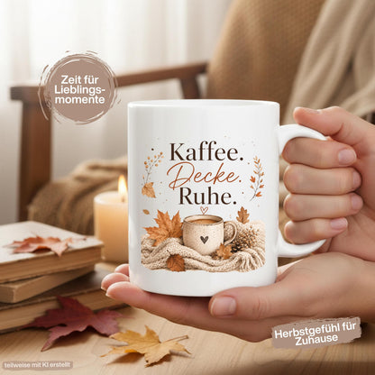 Herbst Tasse Kaffee Decke Ruhe als Geschenk für beste Freundin und Geschenk für Kaffeeliebhaber. Weiße Keramiktasse 330 ml mit gemütlichem Herbstmotiv, Kaffeetasse, Decke und Herbstblättern. Die Herbsttasse eignet sich als Me Time Geschenk, Selfcare Geschenk, Herbst Geschenk und Kaffeeliebhaber Geschenk. Keramiktasse für Cozy Season, Herbstzeit und gemütliche Kaffeemomente, spülmaschinenfest und ideal als Tasse mit Herbstmotiv, Herbst Kaffeebecher oder Geschenkidee für Kaffeeliebhaber.