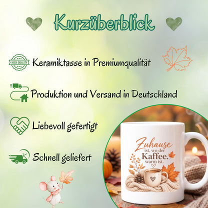 Herbst Tasse Zuhause ist wo der Kaffee warm ist als Geschenk für beste Freundin und Geschenk für Kaffeeliebhaber. Weiße Keramiktasse 330 ml mit gemütlichem Herbstmotiv, Kaffee, Strickdecke und Herbstblättern. Die Herbsttasse eignet sich als Kaffeeliebhaber Geschenk, Me Time Geschenk, Selfcare Geschenk und Herbst Geschenk. Kaffeetasse Herbst für Cozy Season und Herbstzeit, spülmaschinenfeste Keramiktasse als Tasse mit Herbstmotiv und Geschenkidee für Kaffeeliebhaber.